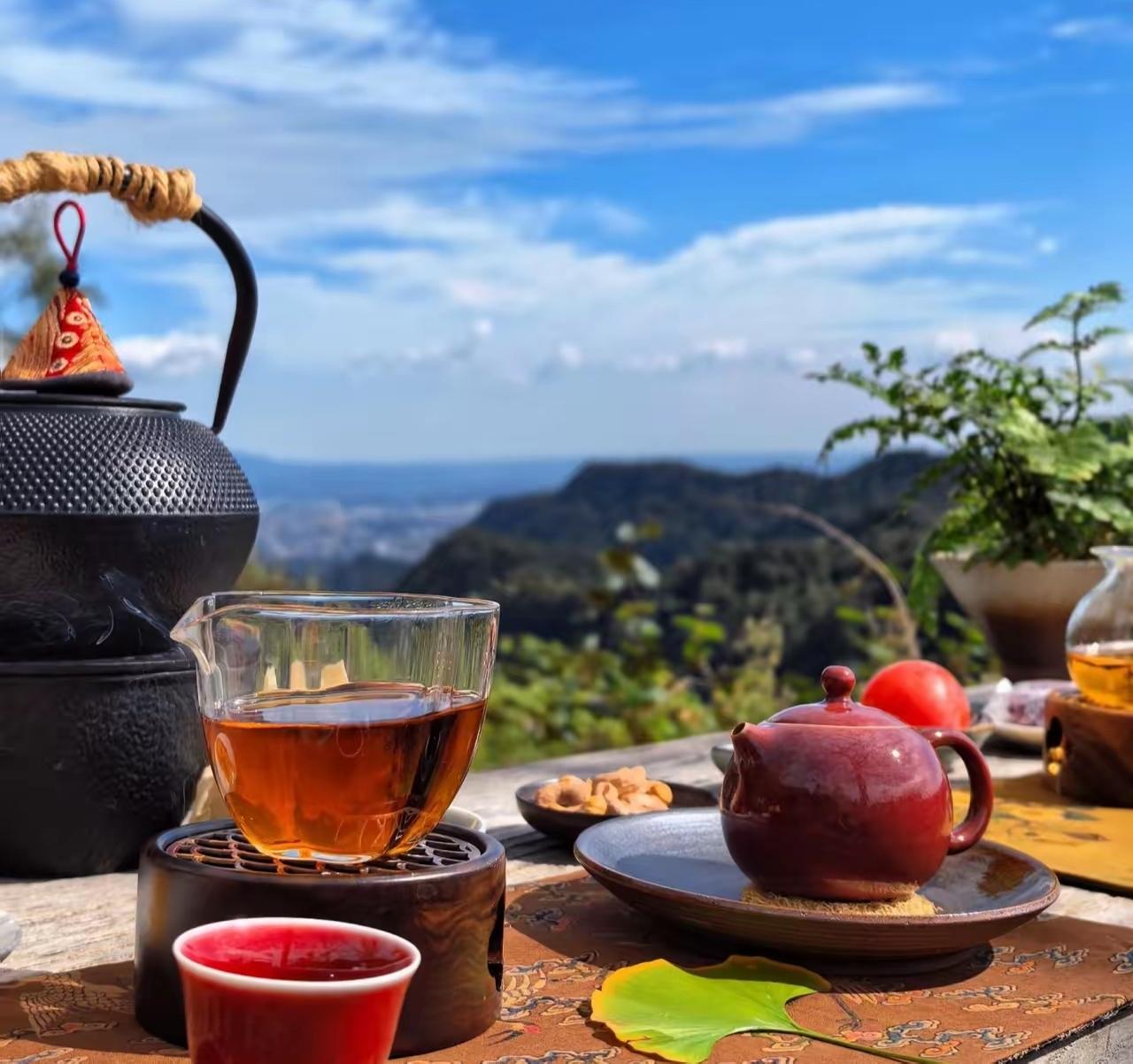 懂茶的人都知道，临走时愿意把茶喝干净的人，最是温柔体面。
 
这话真说到心坎里了