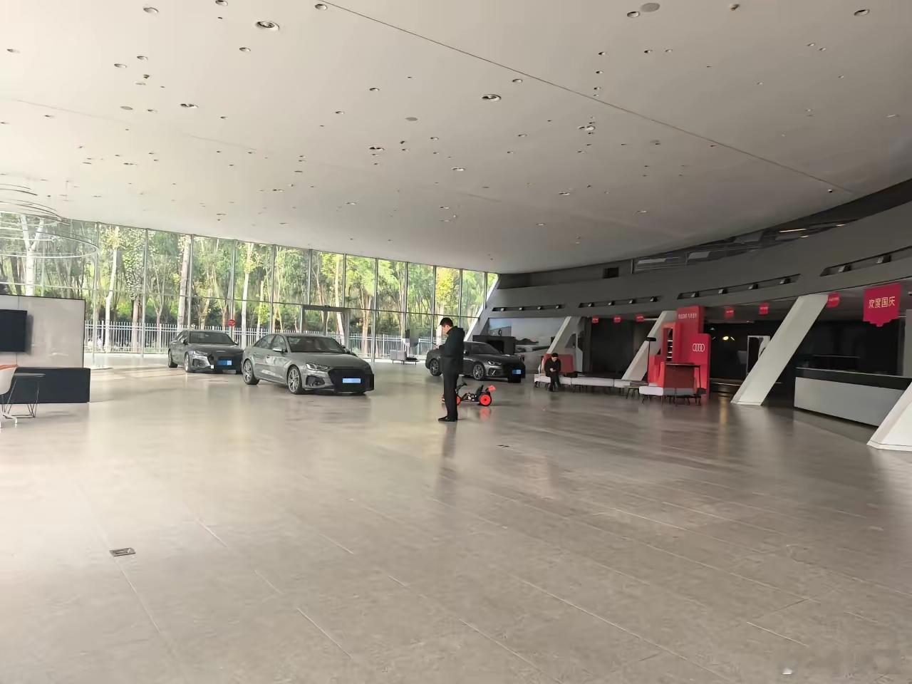 服务是买车的隐形豪华 有的品牌非常看重售前服务，甚至为了销量负毛利也得把东西卖出