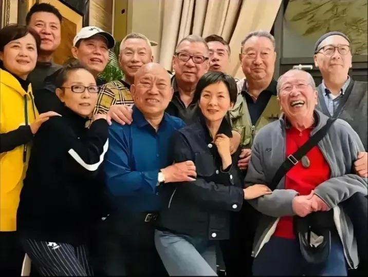 《大宅门》的部分演员合影照，陈宝国、斯琴高娃、江珊、刘蓓不在，照片上这些演员都面