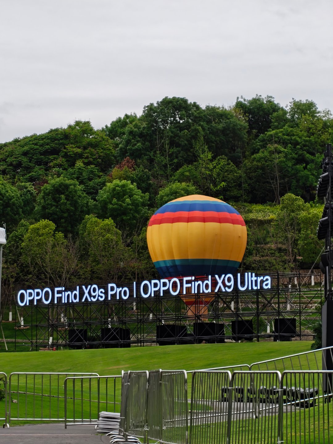 到OPPO Find X9 Ultra口袋哈苏的会场看看了。这会场的调调很舒服。