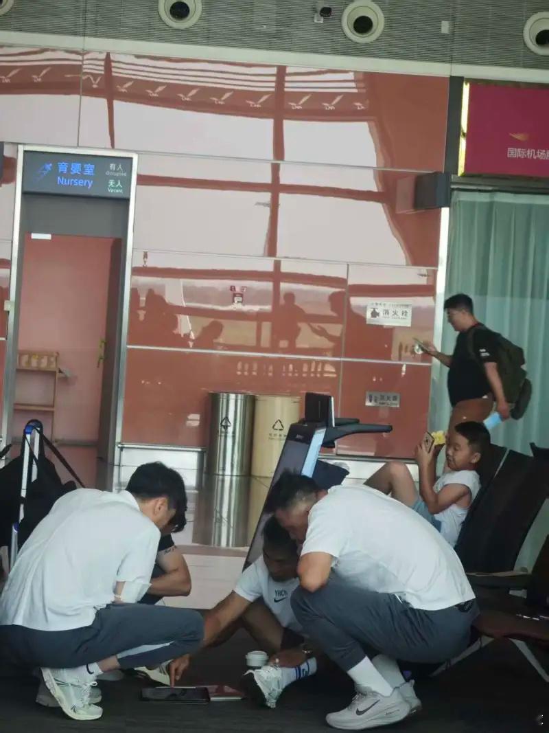 上海申花于汉超指导他们几个研究啥玩意呢？上海申花