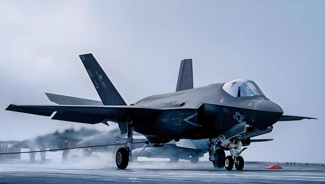 舰上火情引发关注

据美方相关消息披露，美国海军“福特”号航母船员已接到通知，其