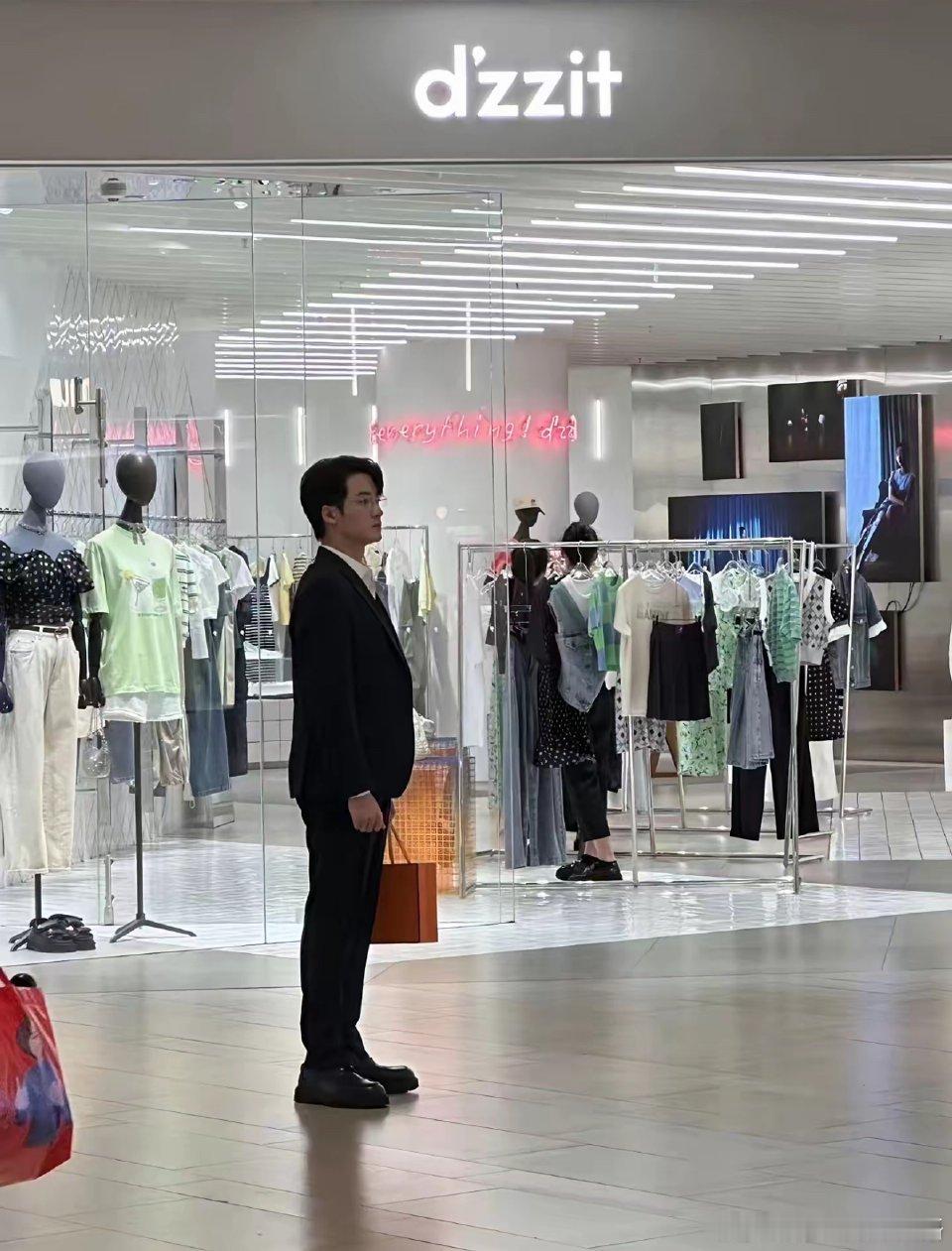 檀健次厚底鞋特写檀健次剧中厚底鞋特写冲上热搜这件事，我觉得网友过度纠结鞋履细节实