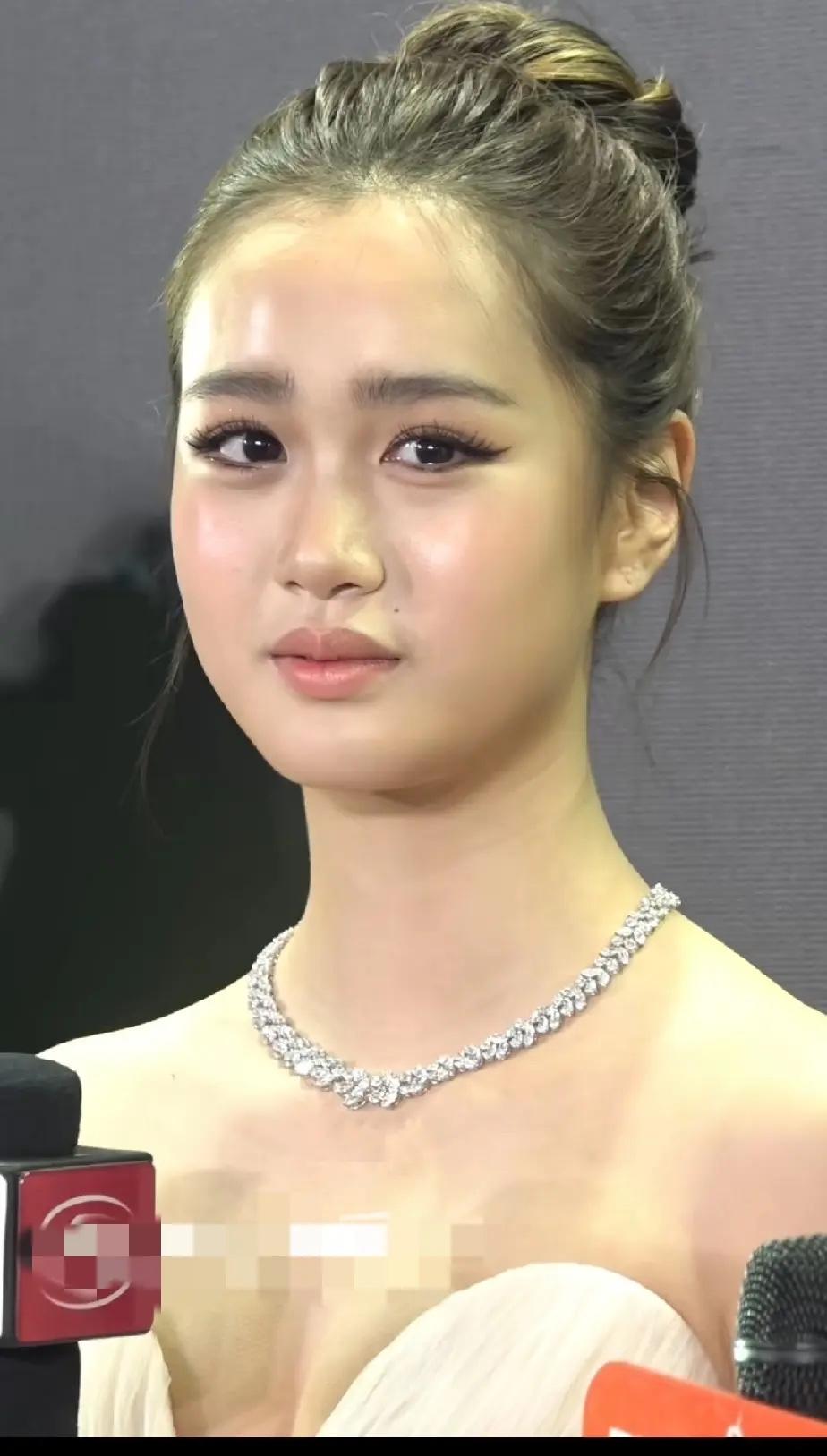 钟丽缇三个女儿各有千秋！

大女儿有着典型的混血长相，二女儿张思捷青春靓丽。
