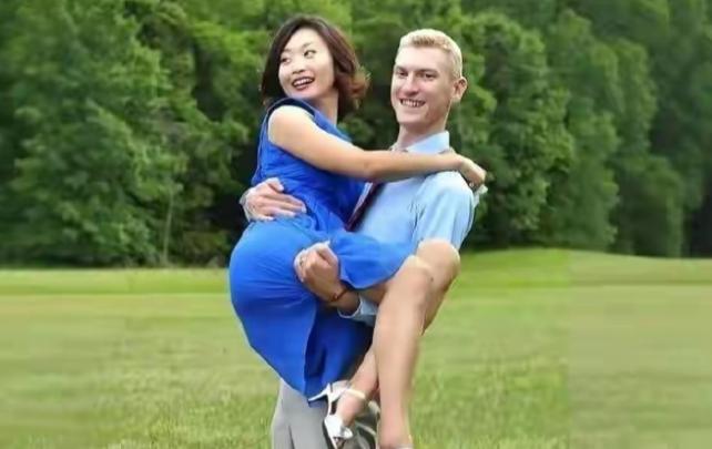 敬一丹的女儿，不顾父母顾虑嫁给英国人，但没有跑出去定居，反而在北京做公益事业
敬