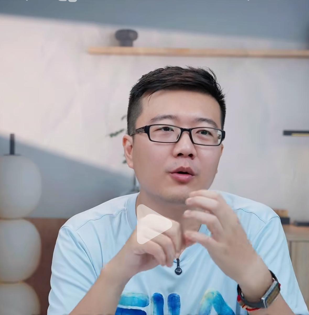 莱维霸气回应网友质疑孙颖莎 王曼昱没上几天课就毕业：
“全日制的学生就出不了奥运