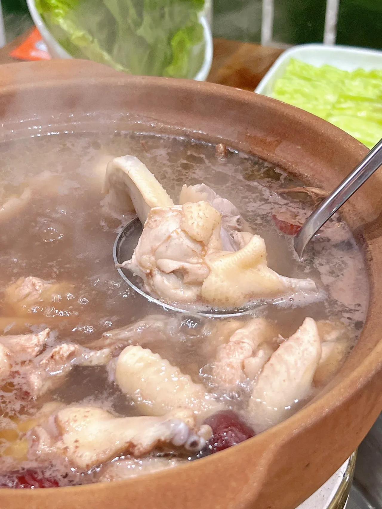广州降温必备，冻冰冰肯定要食鸡煲啦！

♨️在广州过冬天，
一定要吃鸡煲才有fe