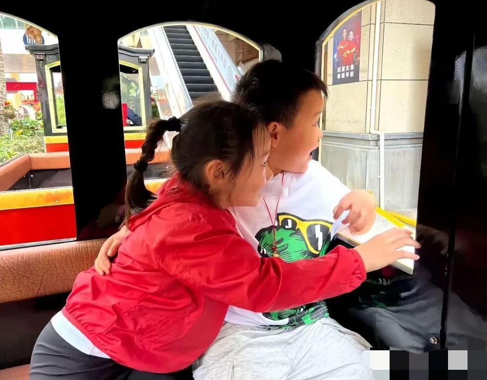 小酒窝和朵朵到澳门了，他们一起玩耍、一起长大，典型的青梅竹马…… ​​​