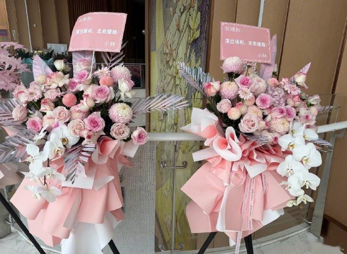 李昀锐给关晓彤演出送花篮 哇李昀锐给关晓彤话剧送花篮了~关系真好，期待一下《耀眼