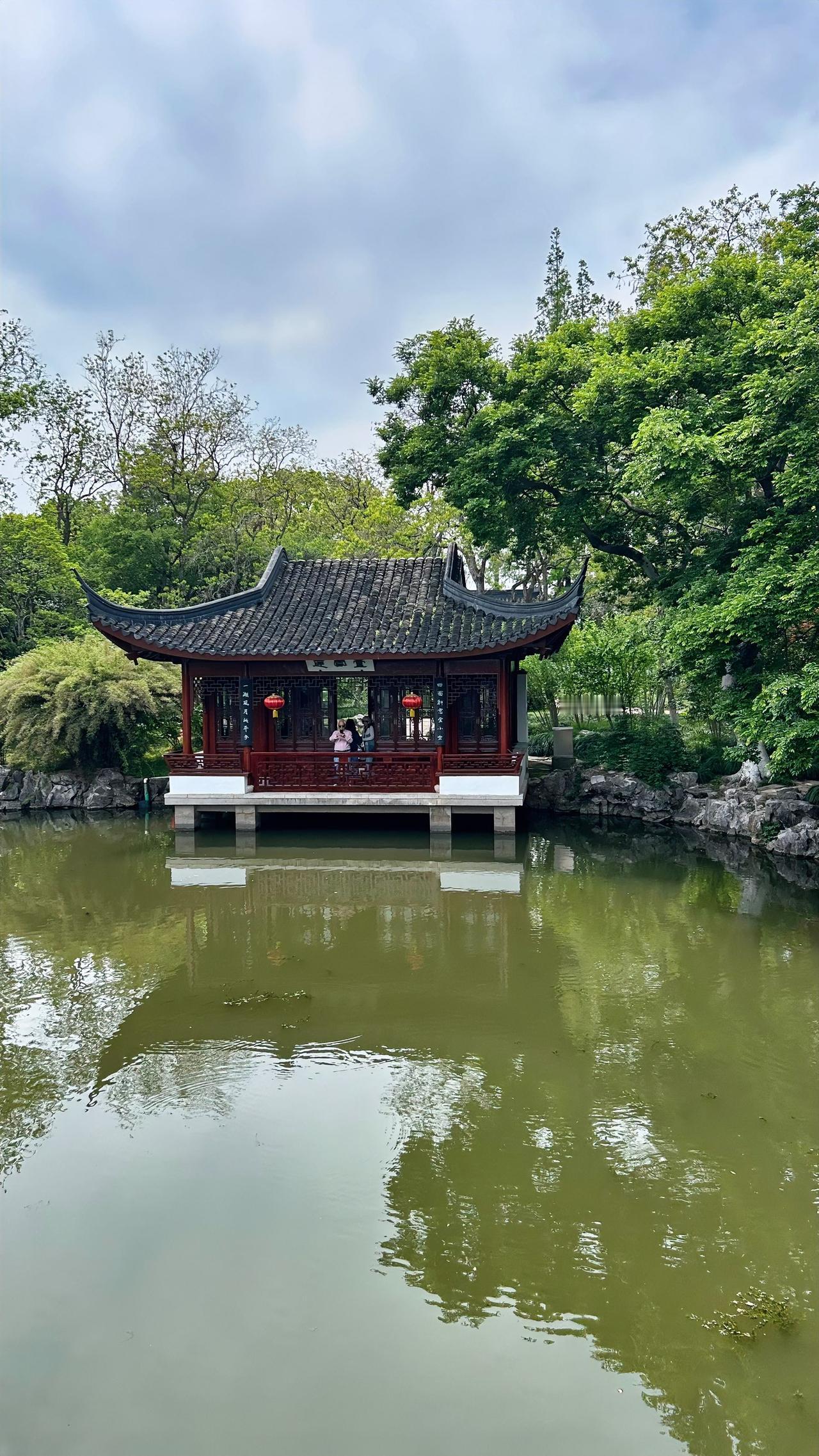 说东道西品清茶；
走南闯北赏美景。