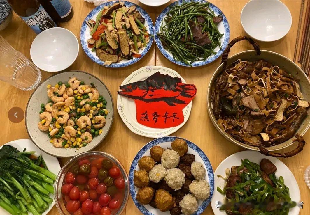 晨光斜斜地切过窗棂，照在日历上那页鲜红的“正月”上头。日历早就该翻了，可谁也没伸