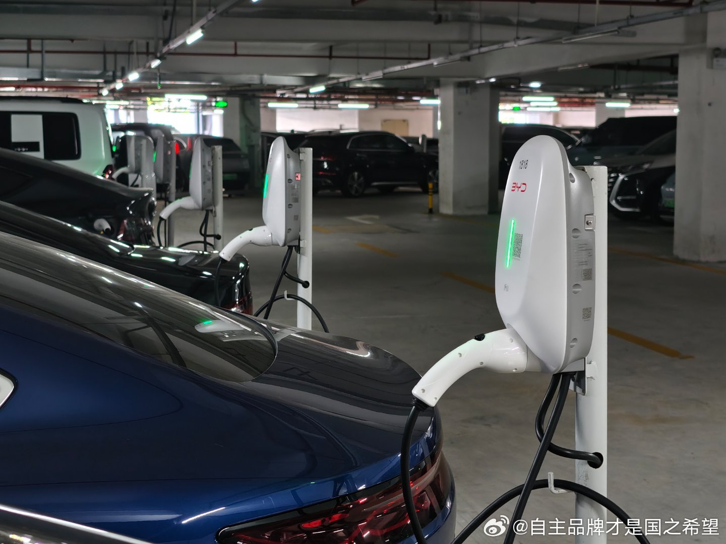 这个50kw直流充电是什么鬼 看起来相当逆天这个桩此刻还在六角大楼里工作 你敢信