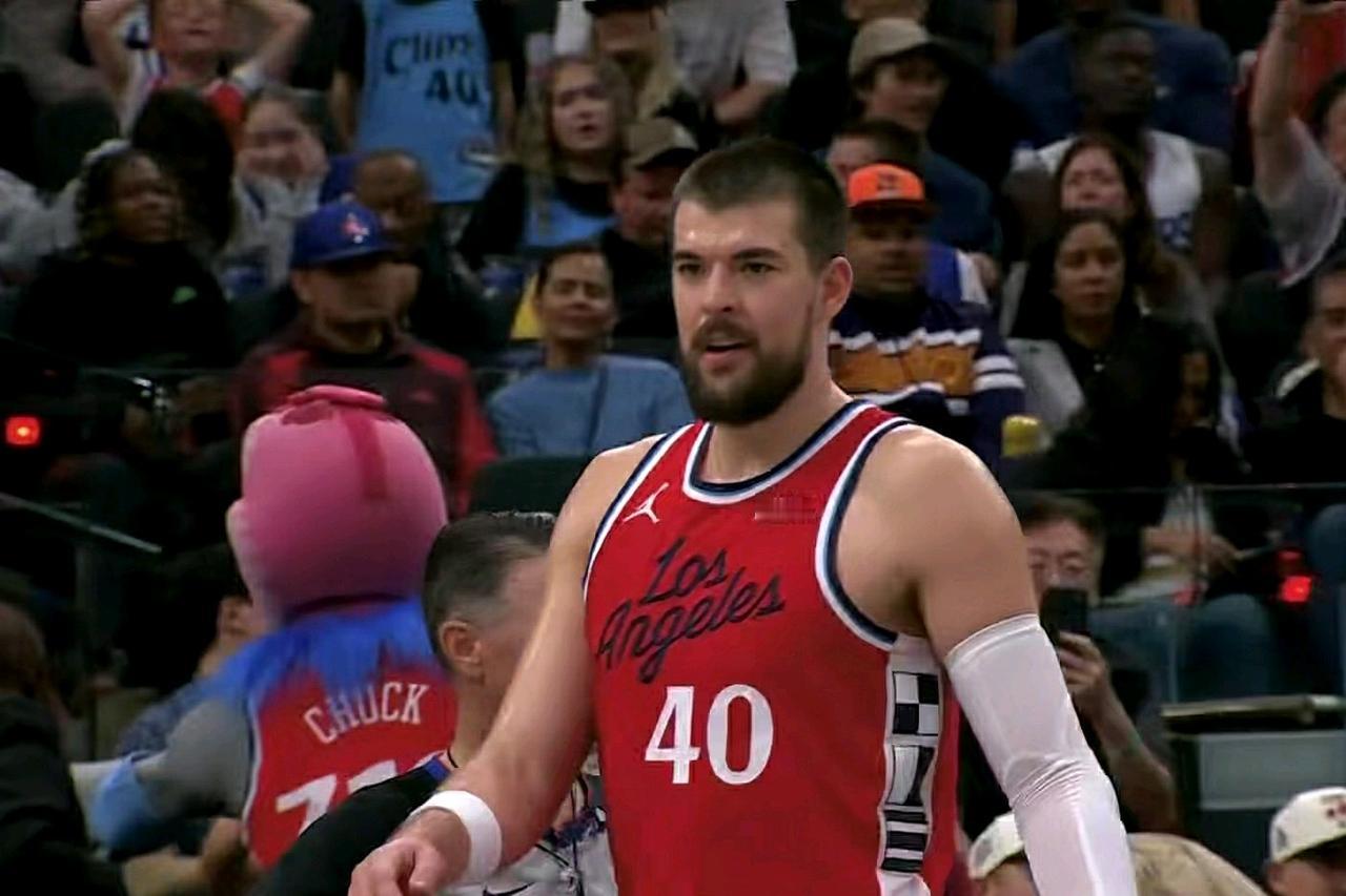 我建议快船管理层立即交易祖巴茨！实在忍不了了：六连胜的快船主场被凯尔特人（42: