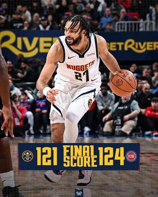 在上一场输给西部第一雷霆之后，掘金今天又在客场以121-124不敌东部第一活塞，