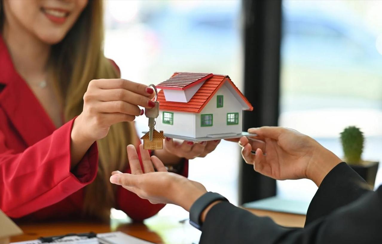 买房最幸运的三批人:

第一批，1993年～2003年买房的人（房价最低）

第