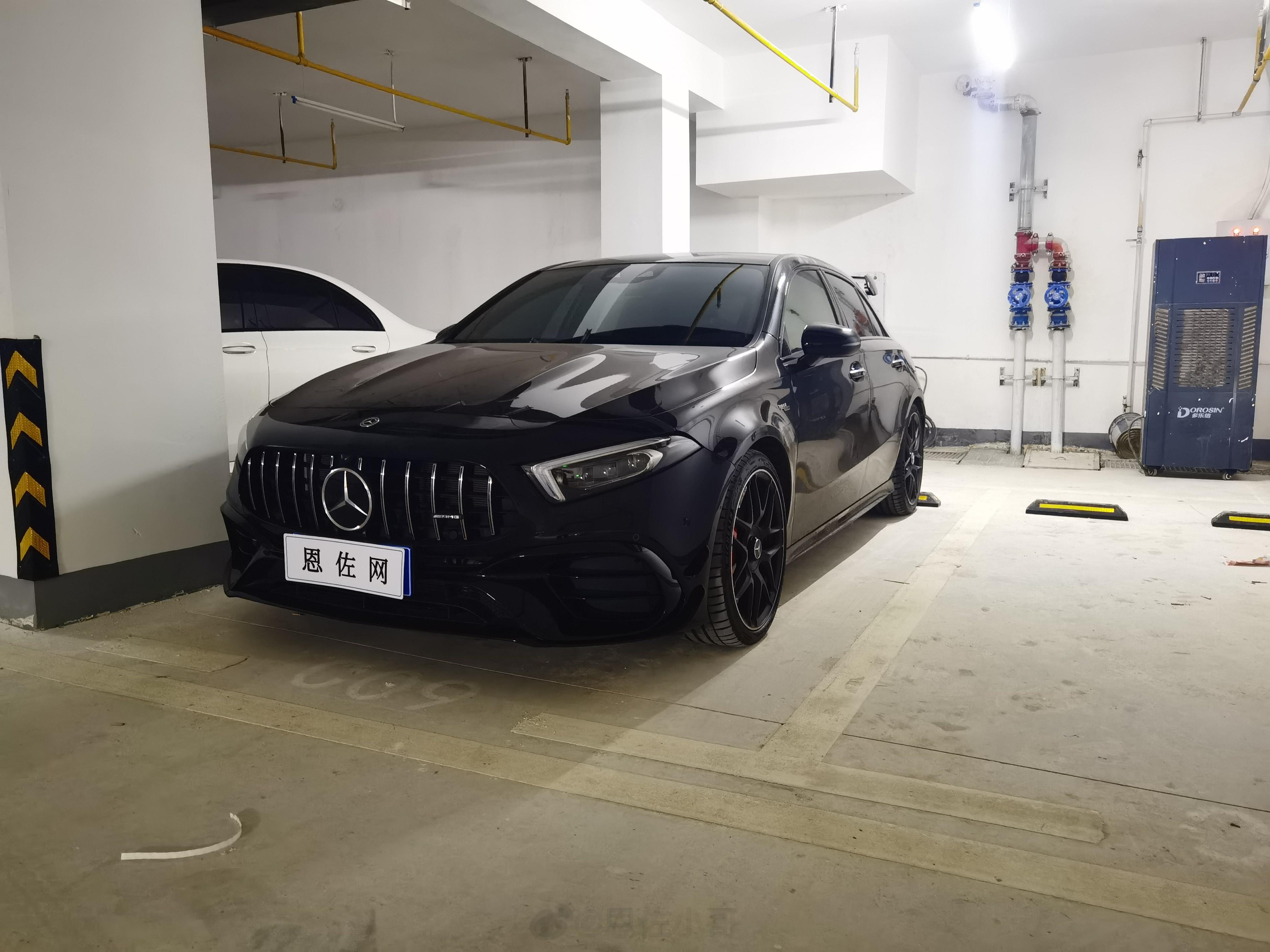 3秒多破百的极品小钢炮[酷]奔驰 AMG A45 S 黑外/黑内去年9月上牌，仅