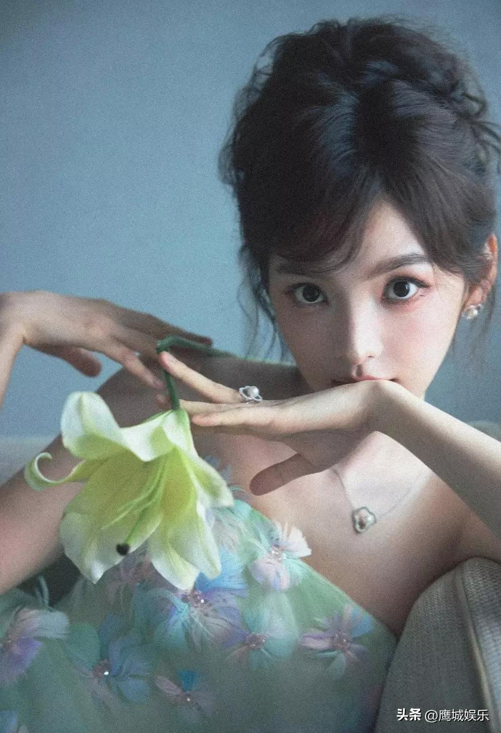 6月3日，章若楠穿浅绿纱裙参加活动，温婉俏皮宛如林间精灵。她妆容淡雅，嘴含花朵又
