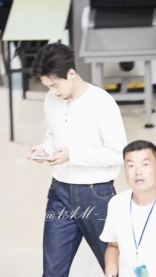 现哥玩的什么游戏 也带带我们呗李现边走边玩游戏李现演我走路玩手机