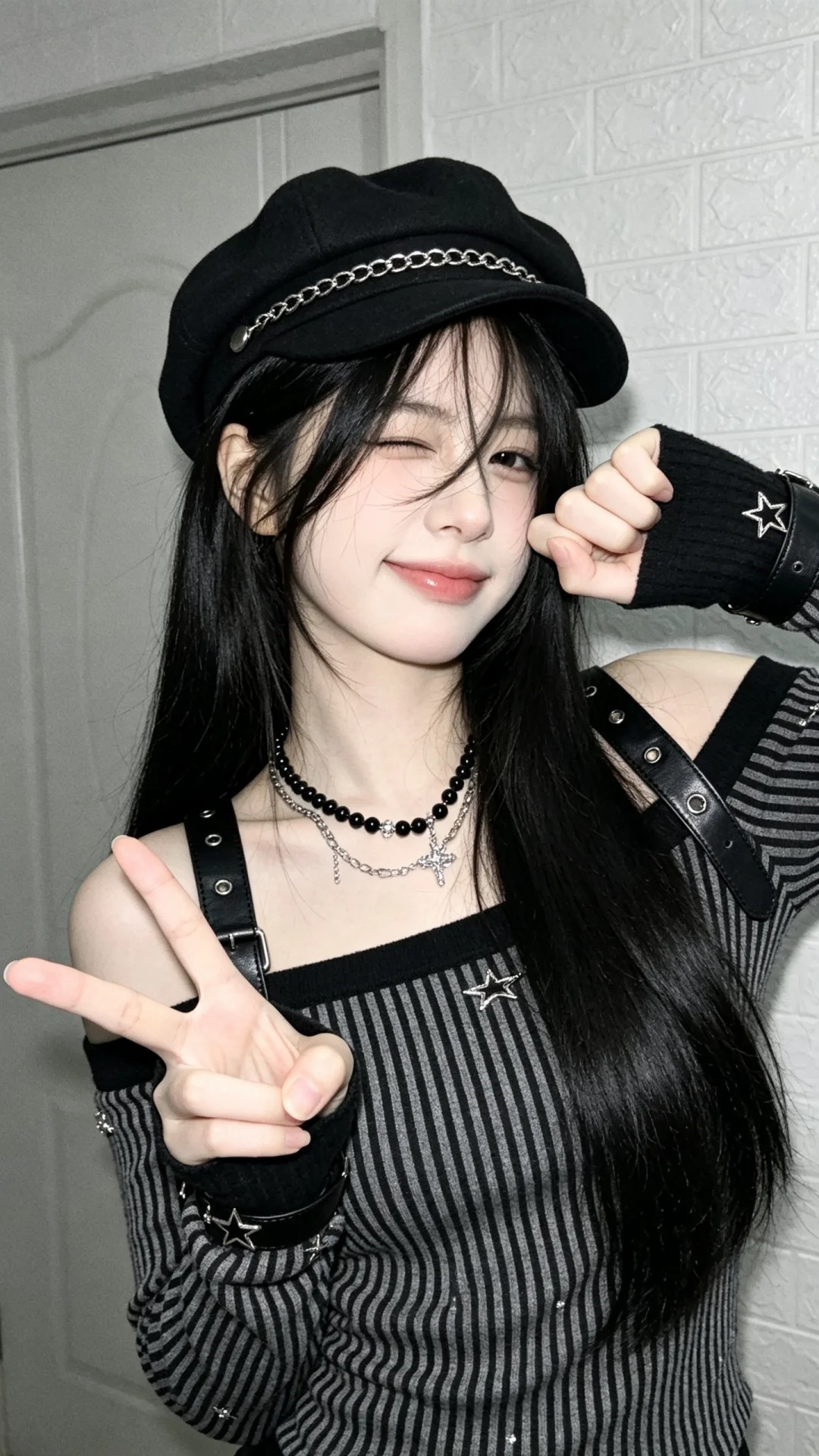 苹果手机5s拍摄的低像素随拍风格，低饱和冷灰色调。画面里的女生留着黑长...