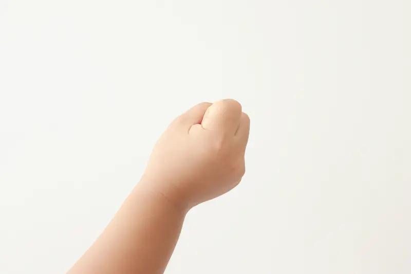 背着7岁儿子摆摊的妈妈“嘟嘟妈妈”张玉芬，已涨粉12.4万。她的生活太让人心疼了