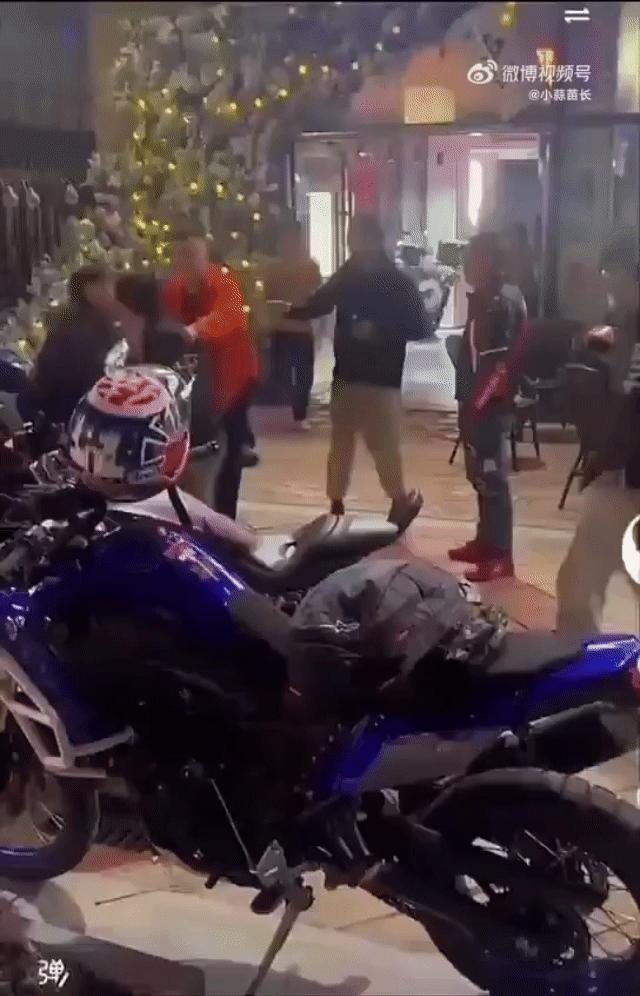 终于看到了下刀的动作，就是在锁喉的那个瞬间一刀扎下去的。这个动作算是故意的吧？那