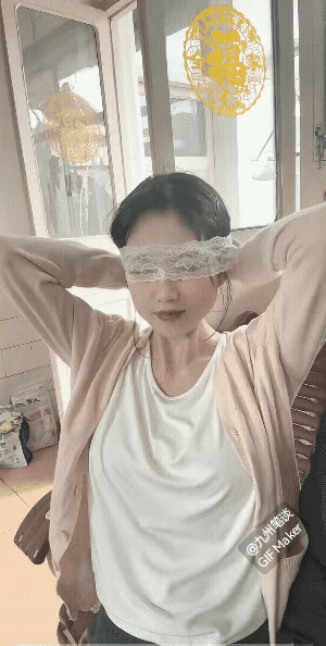 女人她这是要干嘛呢？
一块小小的蕾丝，简简单单，妙趣横生！小姐姐真会玩！把男人拿