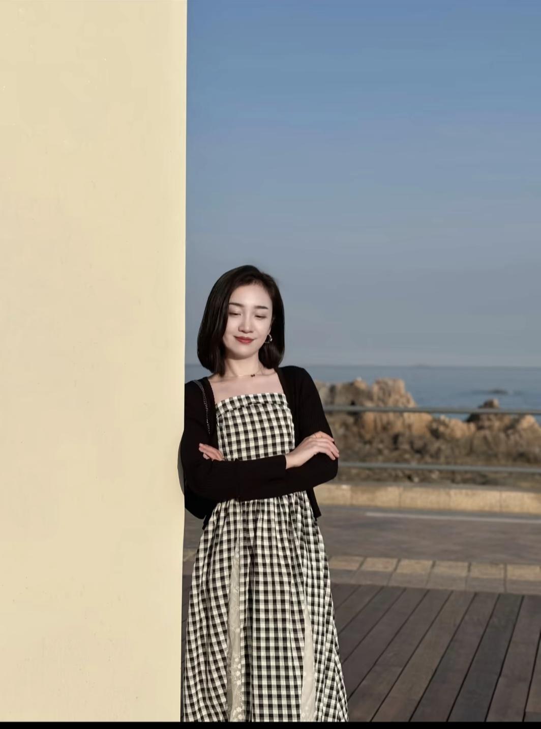 谁懂啊！这套海边穿搭直接焊在身上了！黑白格纹吊带裙自带复古松弛感，暗藏的蕾丝裙摆