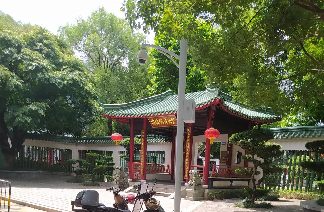  看看这个隐藏在城中村里的苏州园林。能猜到是哪个地方吗？仔细看图片也可以看到。我