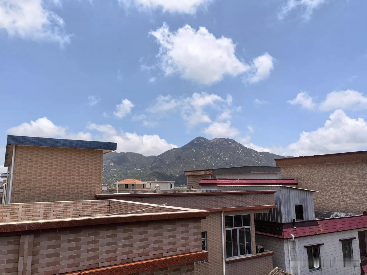 睡梦中，突然被一阵鞭炮声炸醒，紧接着，锣鼓喧天！我和老公同时惊醒，一看时间是凌晨