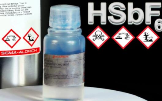 世界上最强的酸是氟锑酸，酸性是纯硫酸的2000亿亿倍。浓硫酸对有机物有极强的腐蚀