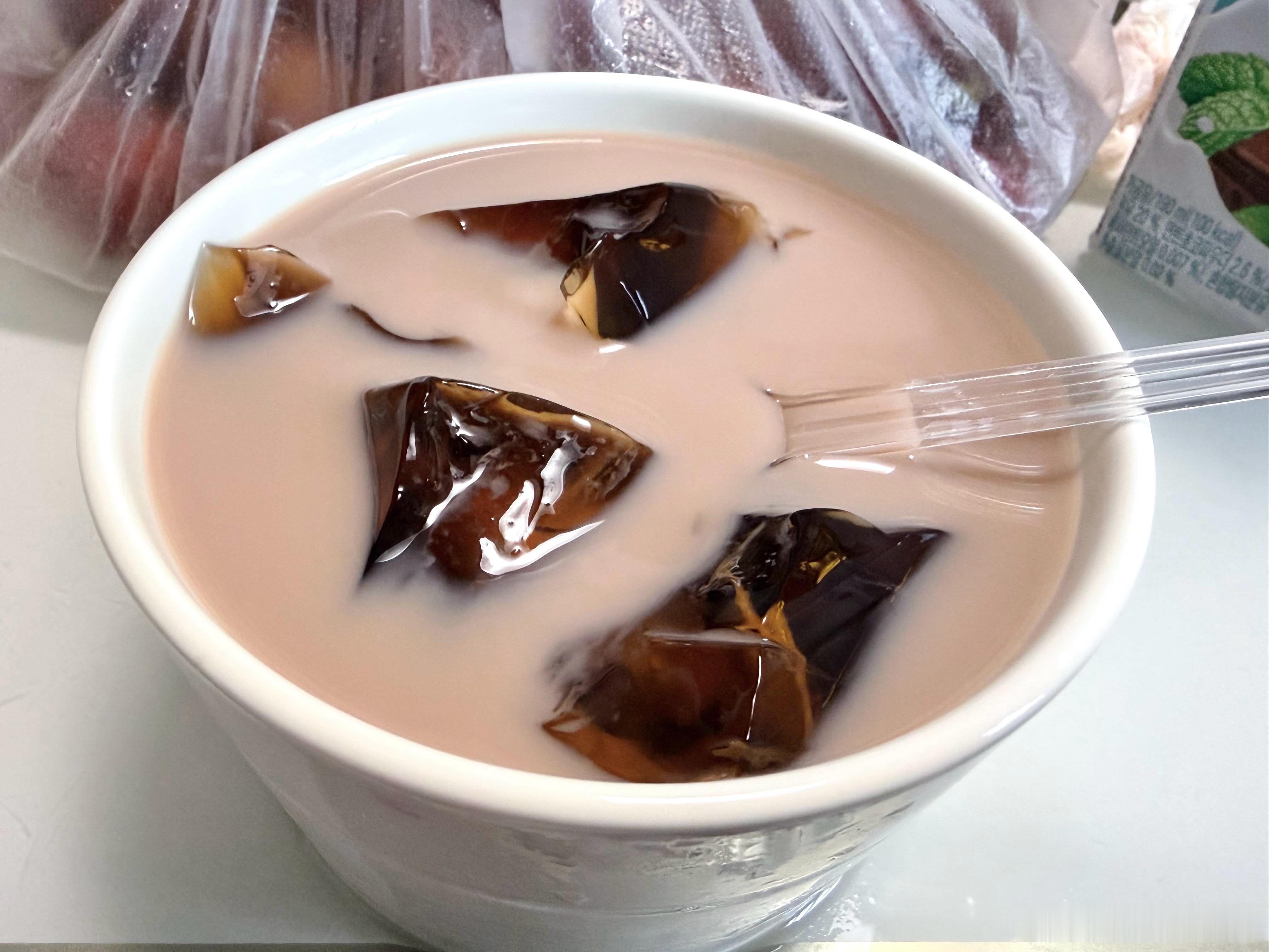 朋友给我寄的这个福建特产仙草冻还挺好吃的QQ弹弹