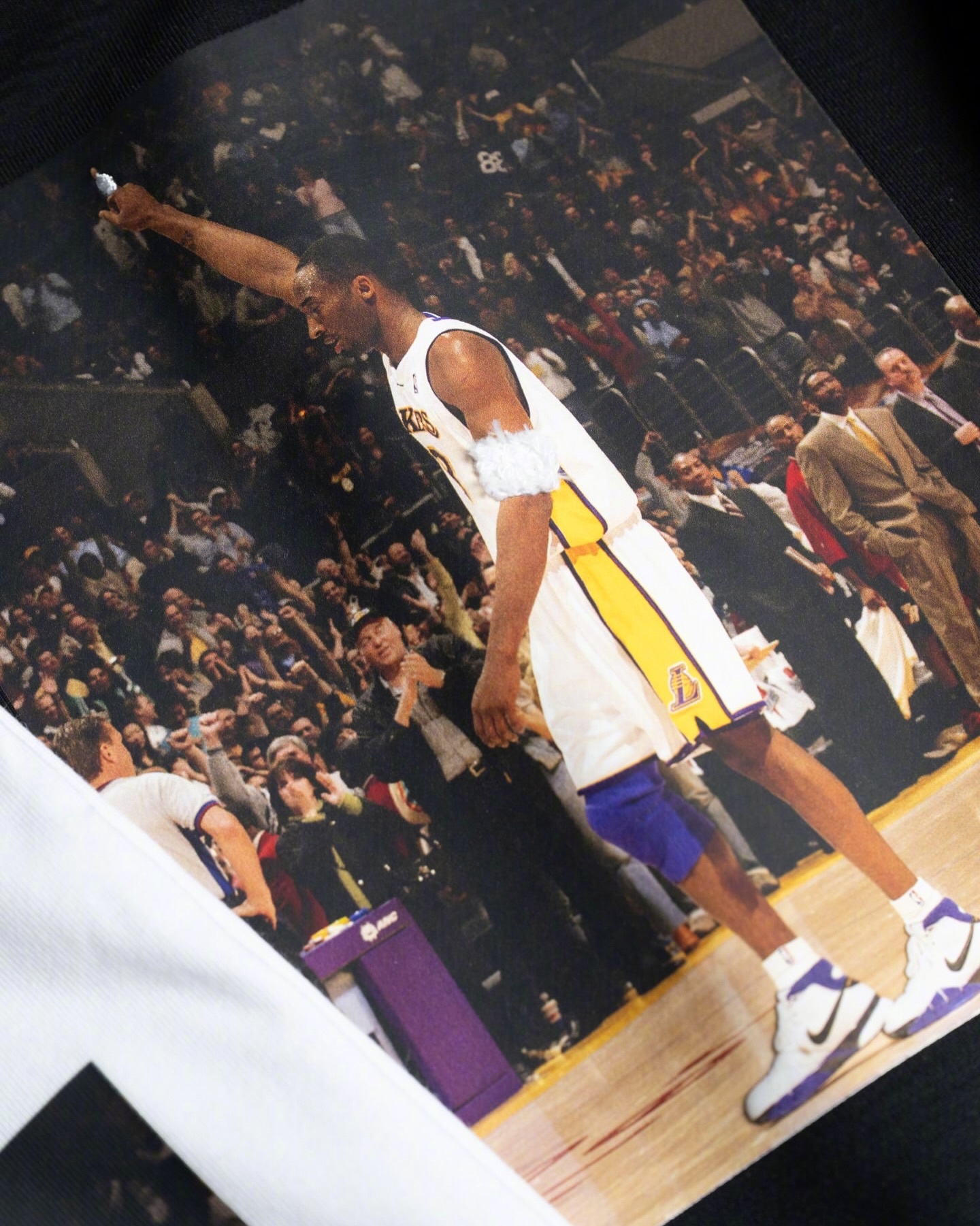 Nike Zoom Kobe 1 '81分' Protro，还有相关的配套服饰。