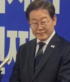 外媒问韩国总统李在明：若中国武统台湾，你会不会出手？李在明笑着回答：那是人家的家