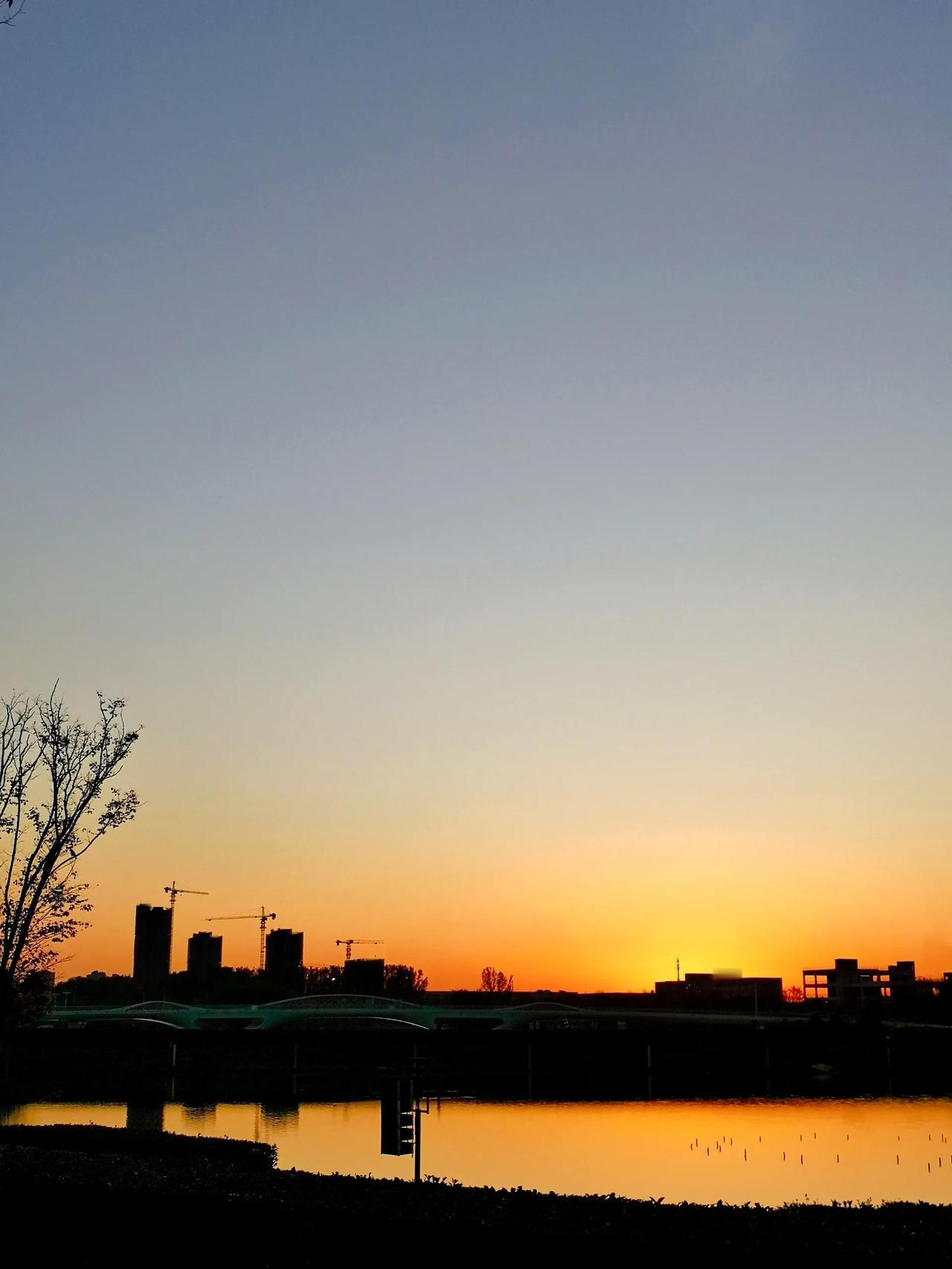 今天早上6：45开跑，天气晴，气温1度，清凉舒服！