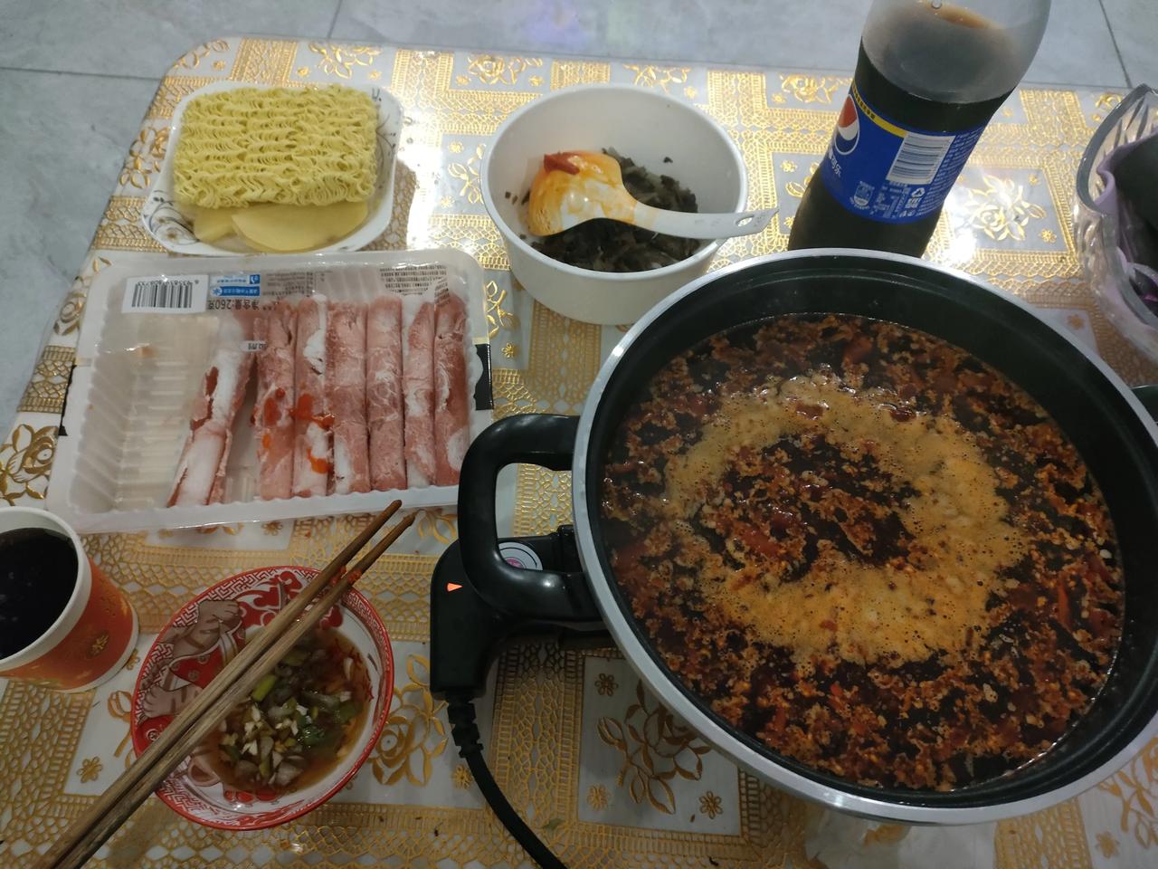 这是第二次自己一个人过年，啥年夜饭也不想弄，刷个火锅、吃点鸭血、羊肉卷，煮个泡面