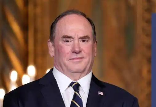 美国海军迎来新当家人，越南裔的代理部长走马到任。
 
要说近期美军内部最受关注的