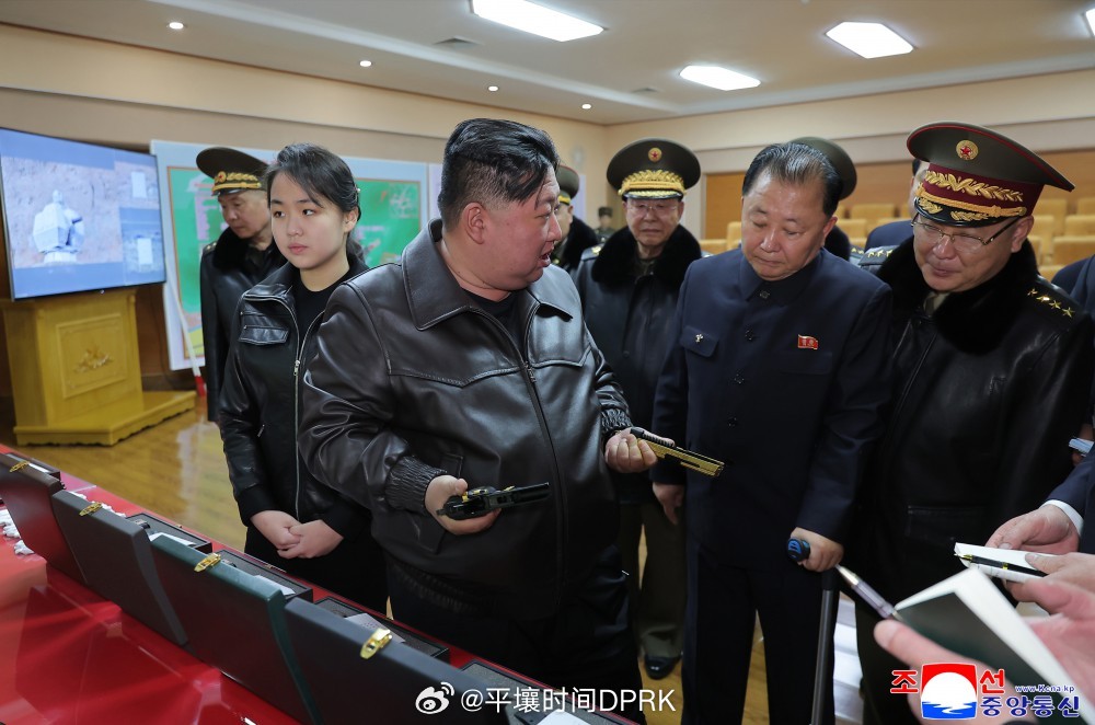 关键时刻 他与她以一挡百 