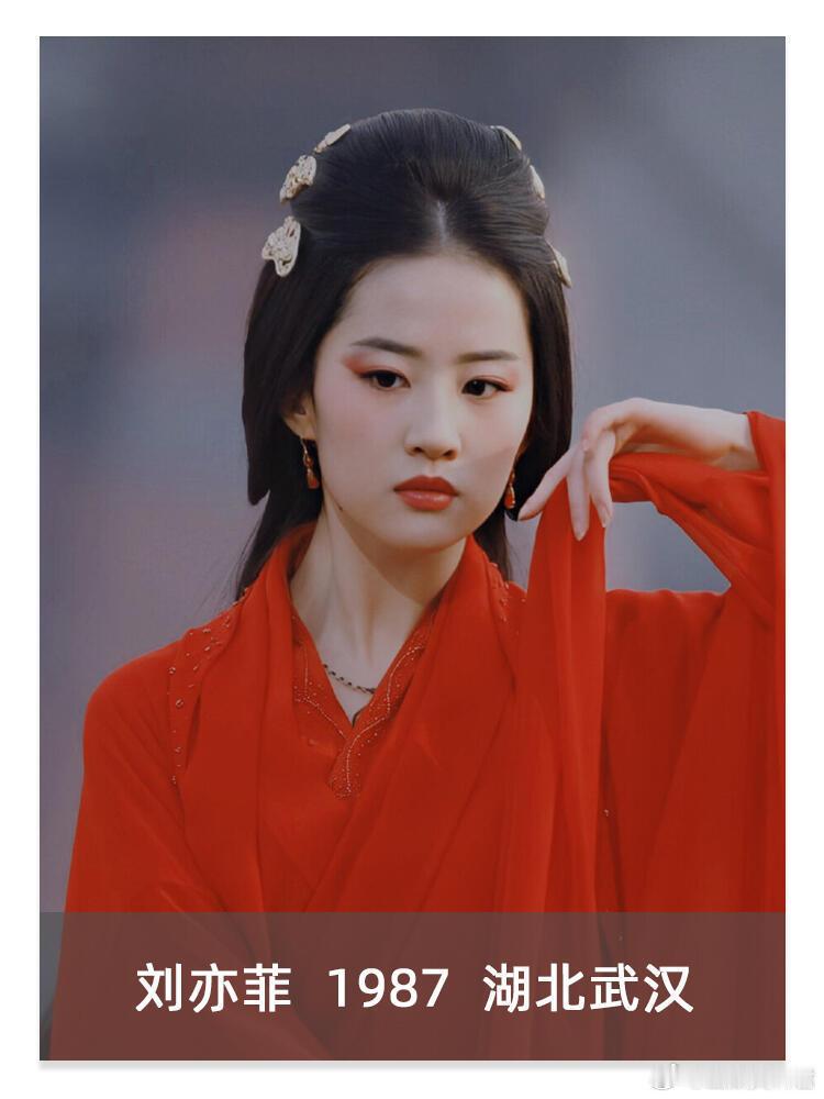 内娱85花人美吧唧也美85花自带女神滤镜，天生丽质、明艳动人，哪怕是一枚小小徽章