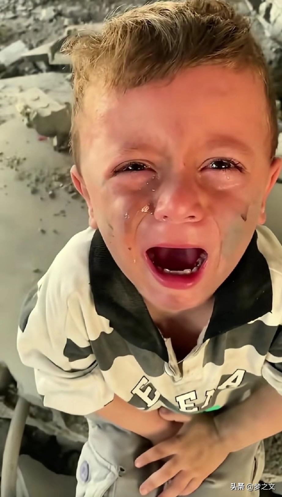 看到这个孩子想抱抱他，唉，为啥啊，妈妈在那，爸爸在那，也可能再也听不到爸爸妈妈的