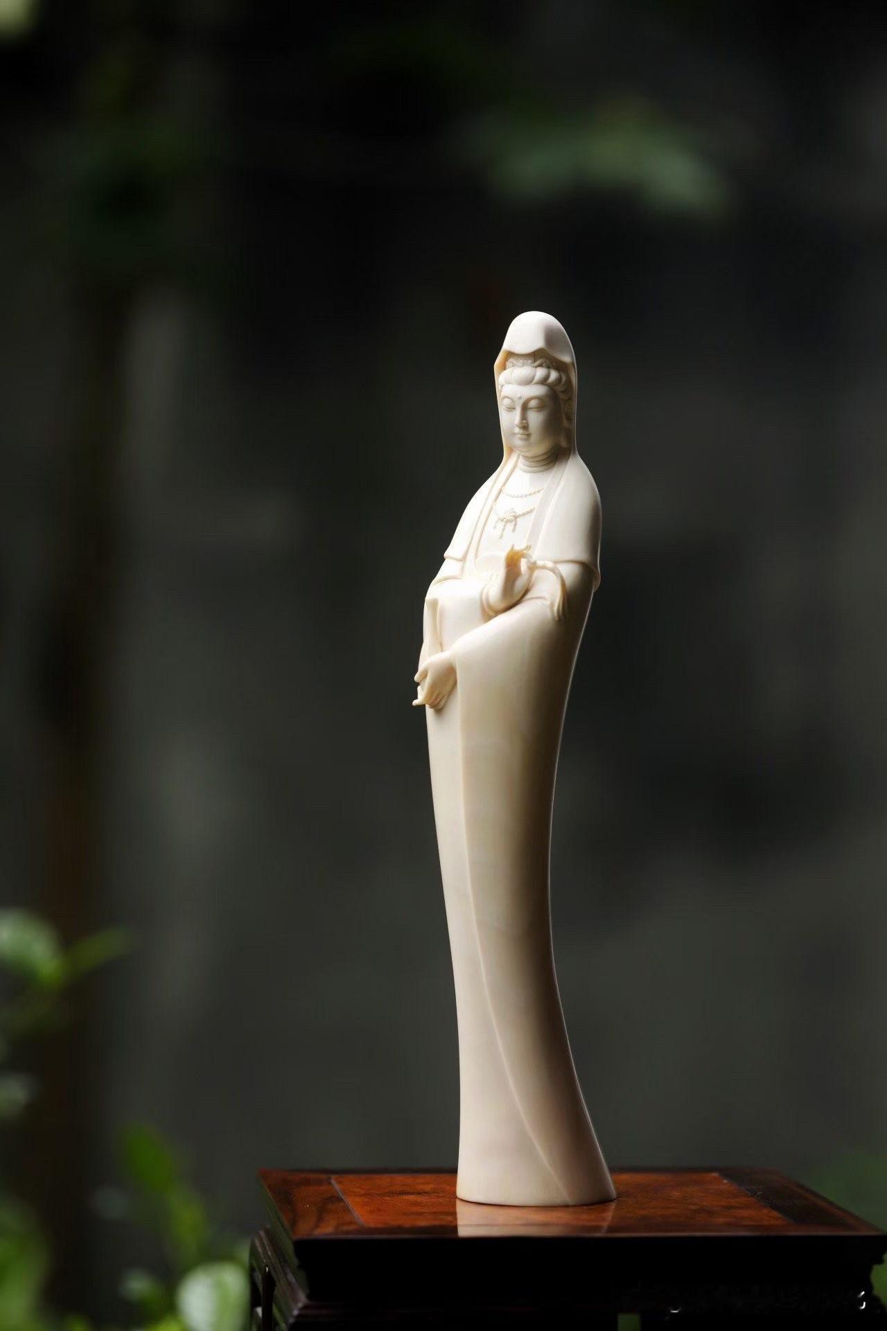 有些观音像，第一眼很惊艳。
有些观音像，却会让人慢慢安静下来。

这尊猛犸杨柳观
