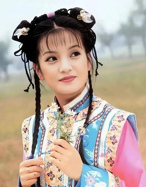 49岁赵薇的近照在网上悄然流传，引发无数网友热议。自从四年前遭遇封杀，又经历离婚