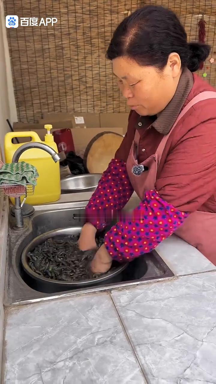 构不揪两吃。
朋友们，今天到外边摘点好东西，看这满山遍野构不揪，摘点回去做个构不