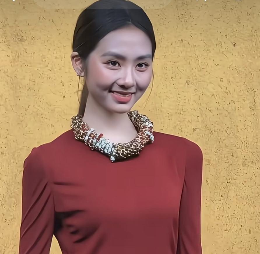 天啊，简直认不出来了
黄多多真的变了，感觉就是长的和她妈一模一样，说实话，不到二