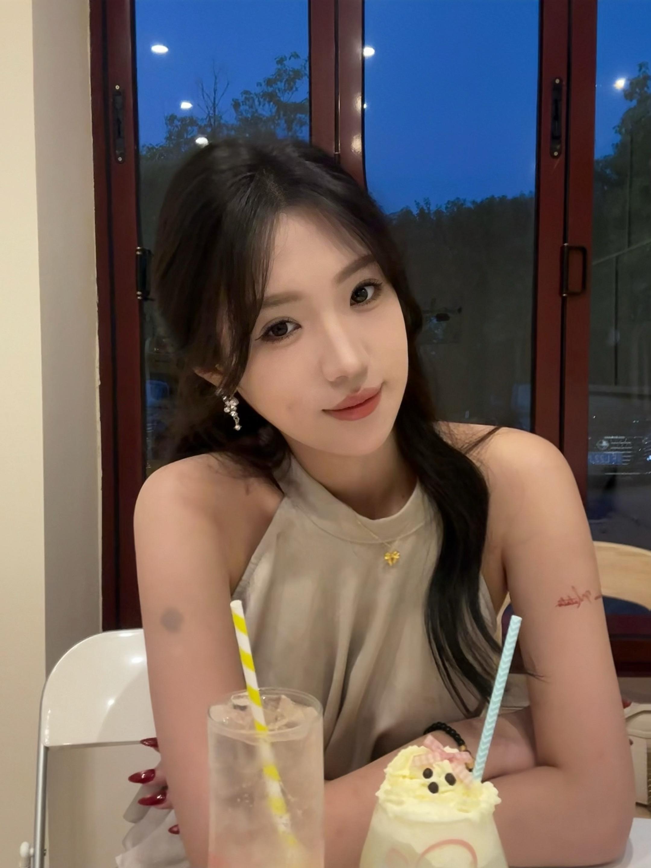 世界像一个巨大的狼人杀 每个人说的真话里面都掺着假话   我猜不出每句话的真假