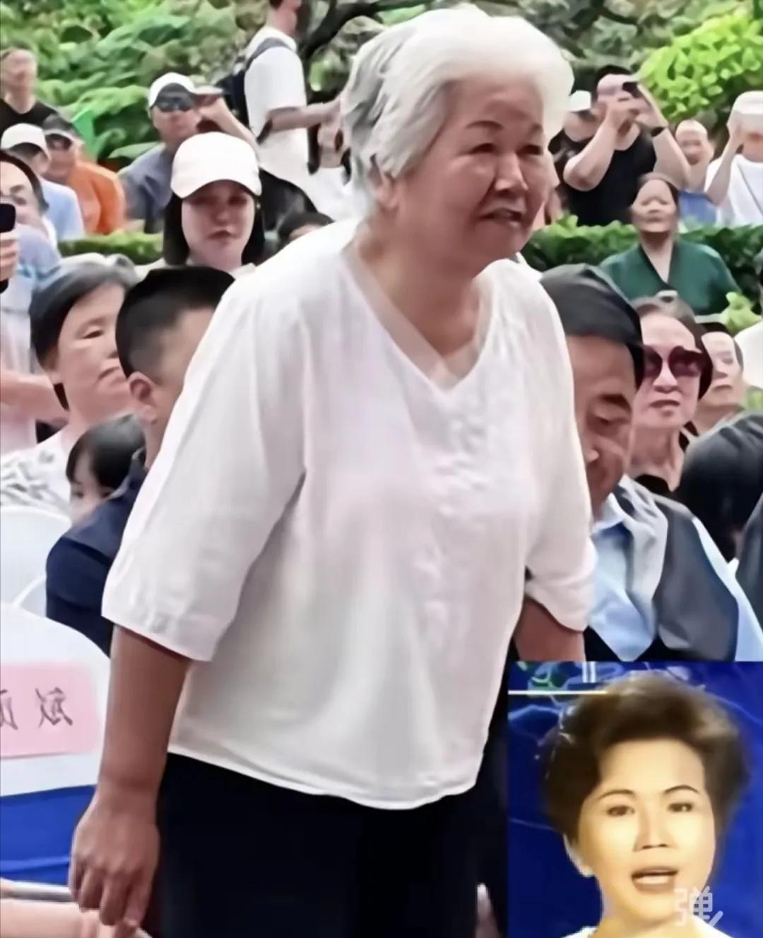79岁的邢质斌在社区活动露面，网友直呼认不出。曾经的央视“国脸”，如今满头银发，