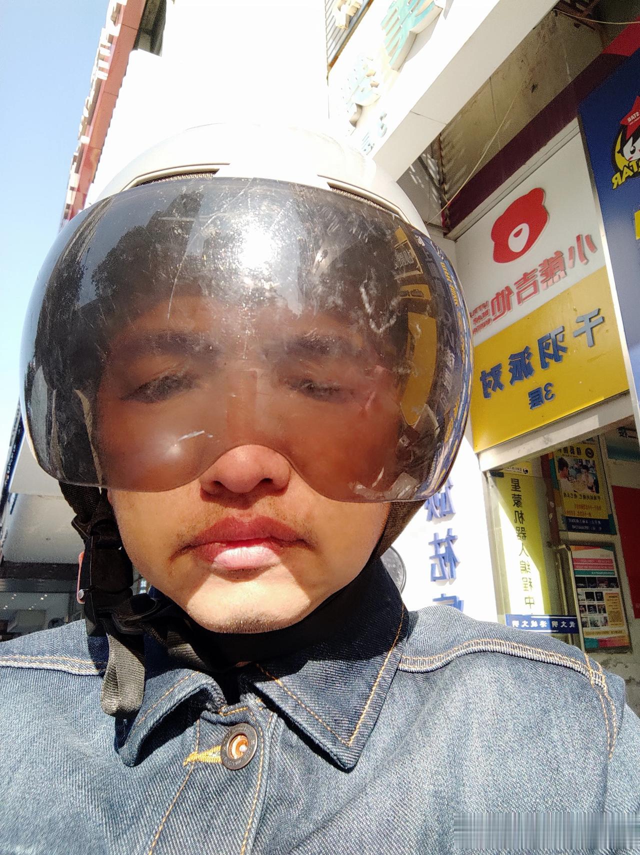 #一张图形容冬天#
久违暖阳
刚好无风
深色着装
沐浴暖阳
待到风雪
掩盖路面
