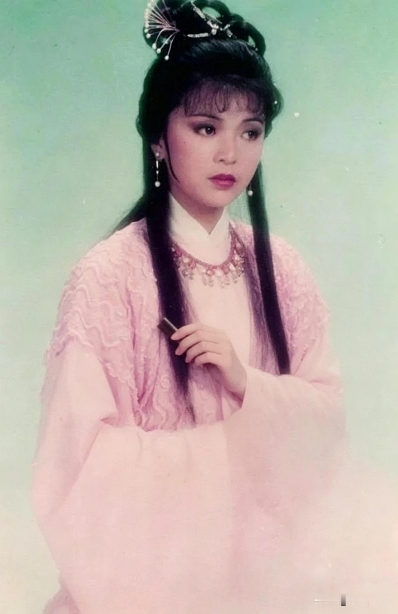 《天龙八部》女演员定妆照
陈玉莲一王语嫣
黄杏秀一钟灵
陈复生一阿紫
杨盼盼一木