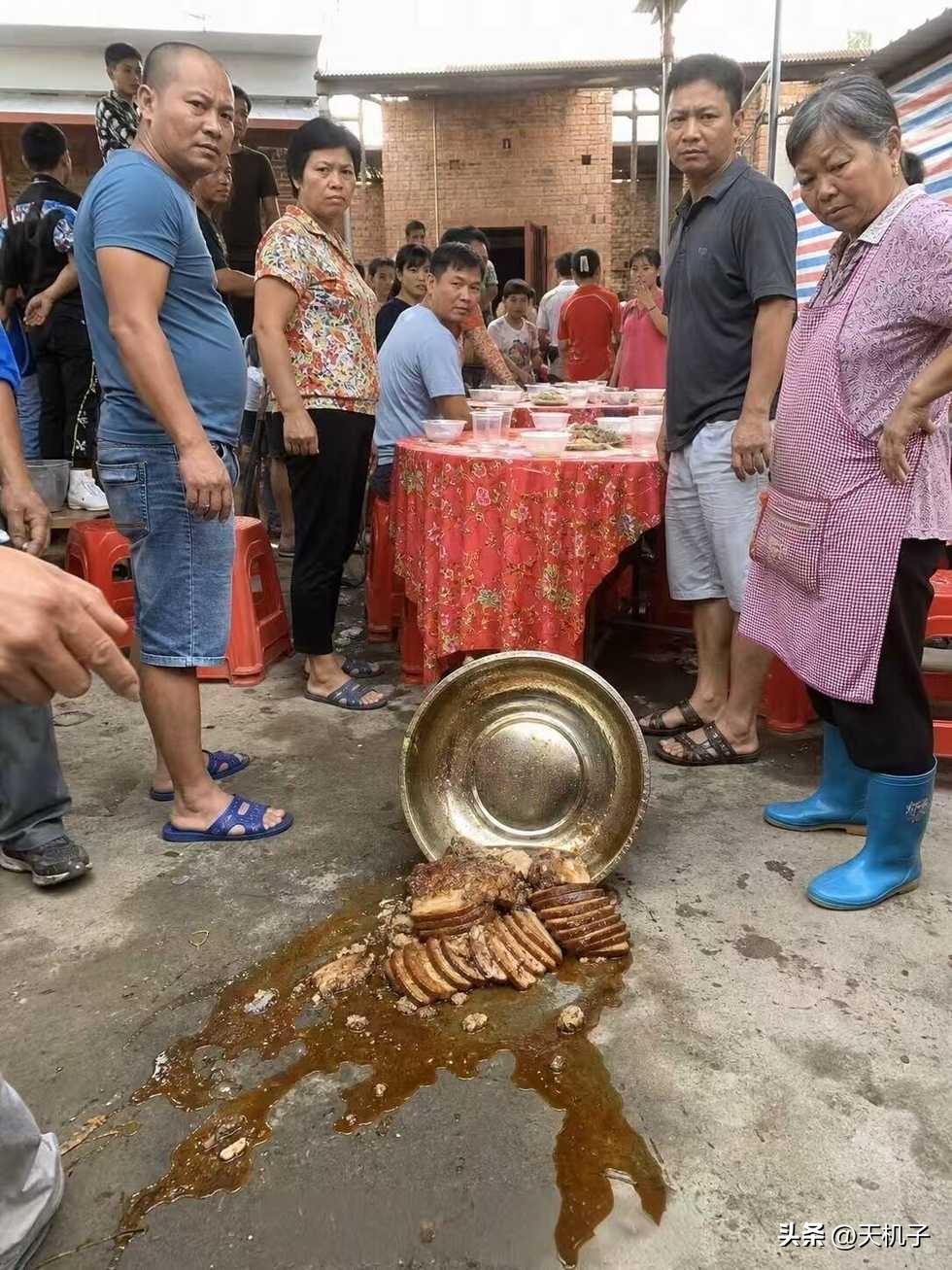 这下怎么办，一条村的人都在看着。要不要捡起来呀