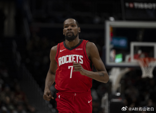 NBA常规赛，火箭主场123-122险胜热火。赛后杜兰特接受采访。谈到得分榜超越