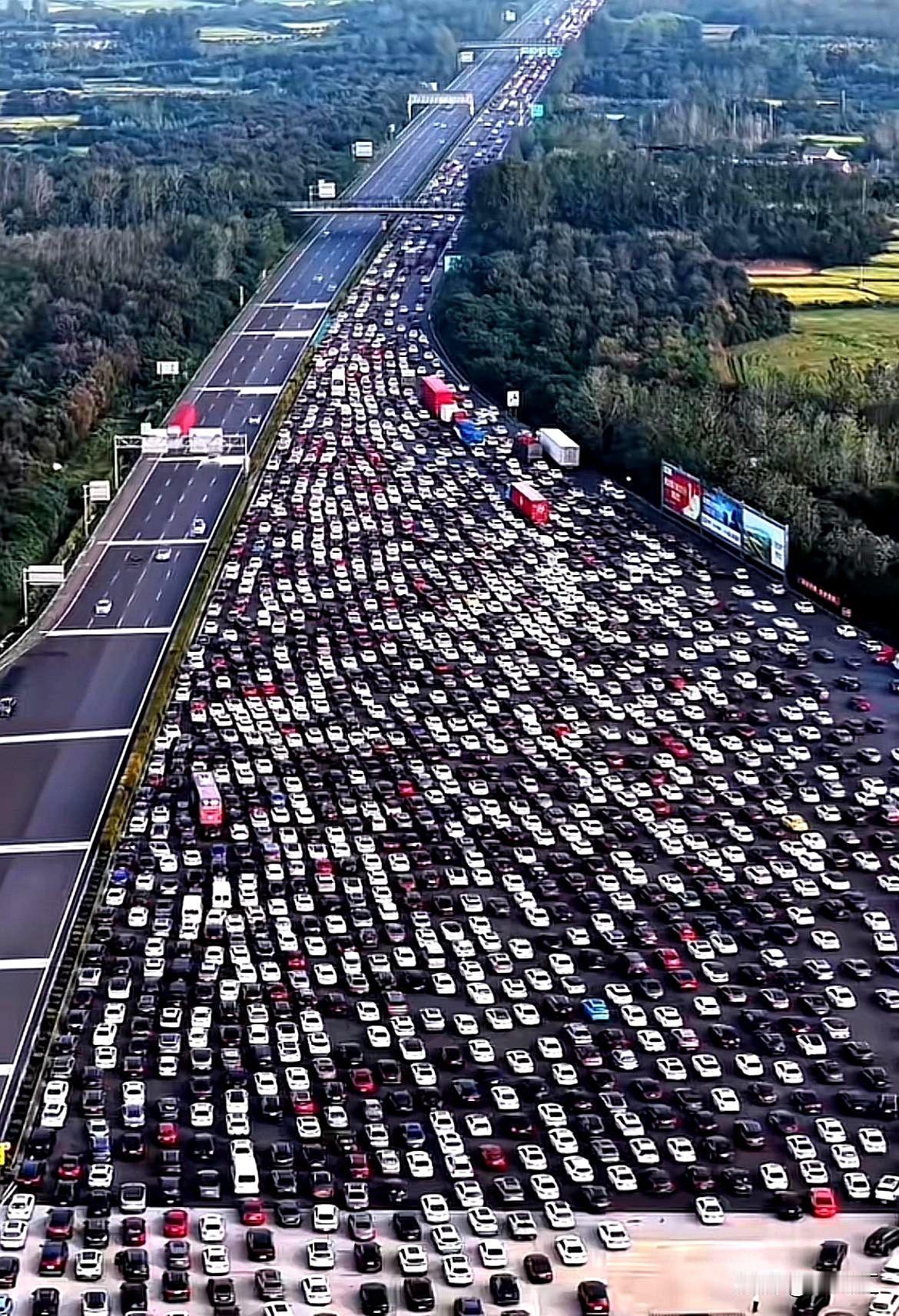 10月8日，下高速时发现父母在我扶手箱放了300块钱油钱！
突然泪崩！
今天天没